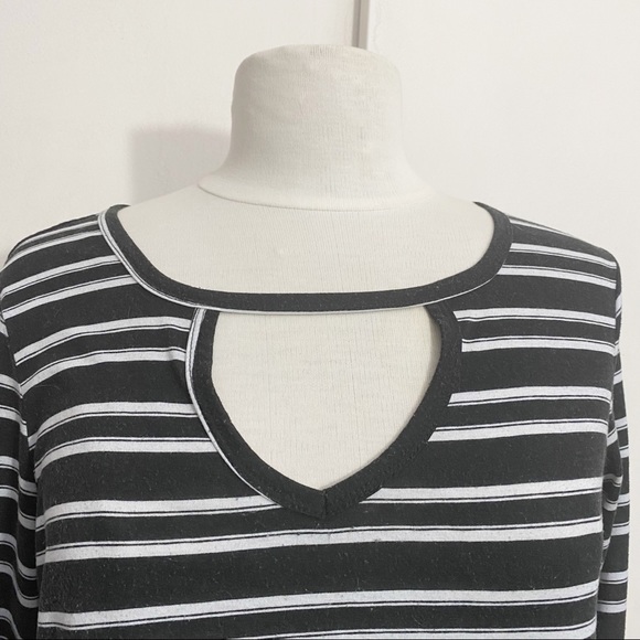 BOBBIE BROOKS keyhole neck stripe tee gather front. M Black and white - Picture 2 of 7